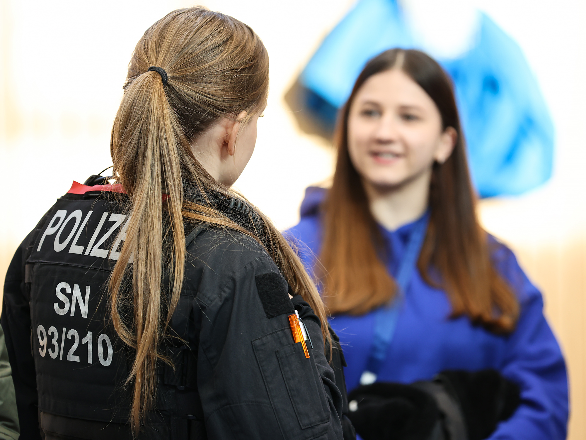 Interessentin mit Studentin im Gespräch 