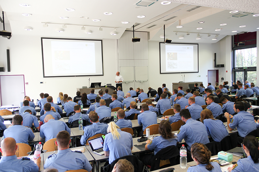 Dr. Jens Müller und Studenten im Audimax