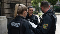 Foto: Polizisten im Gespräch 