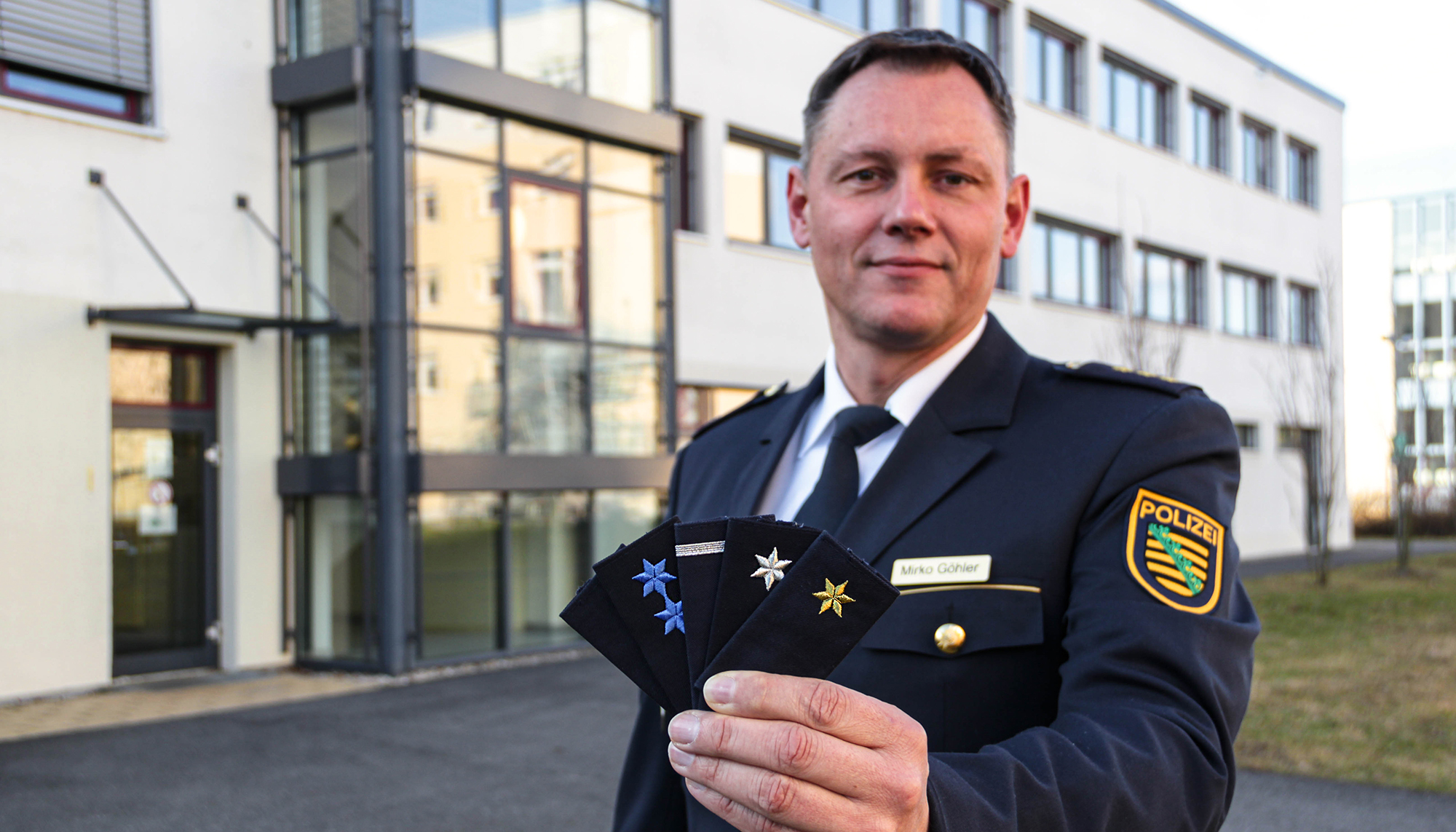 Rektor präsentiert Dienstgradschlaufen