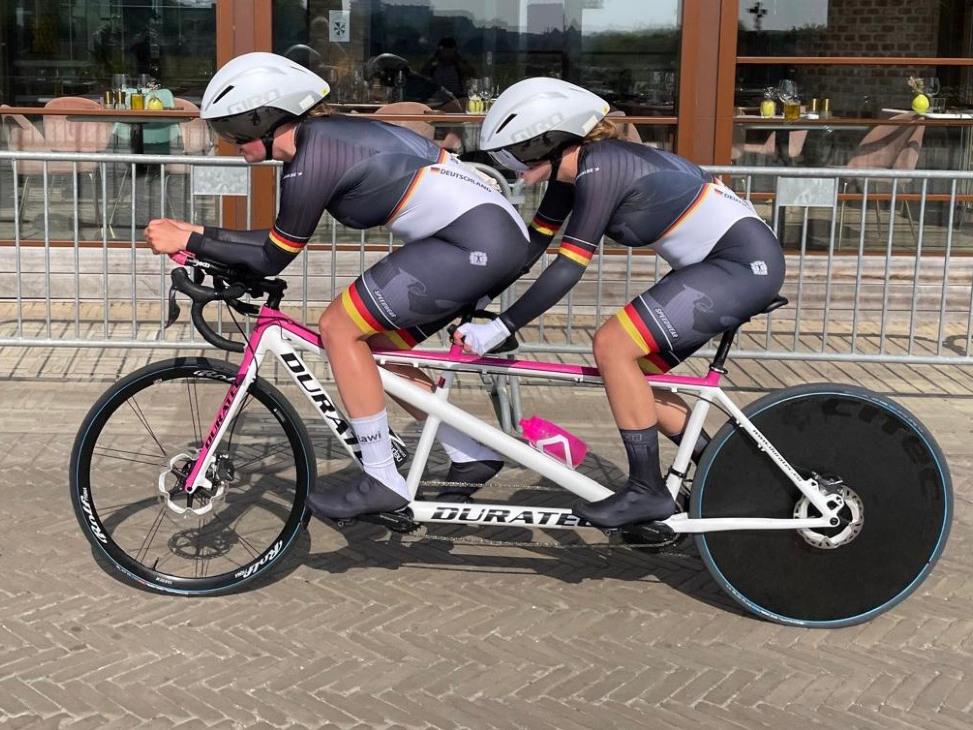 Jenny und Johanna beim Paracycling-Weltcup  