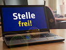 Foto: Laptop mit Schriftzug 'Stelle frei'