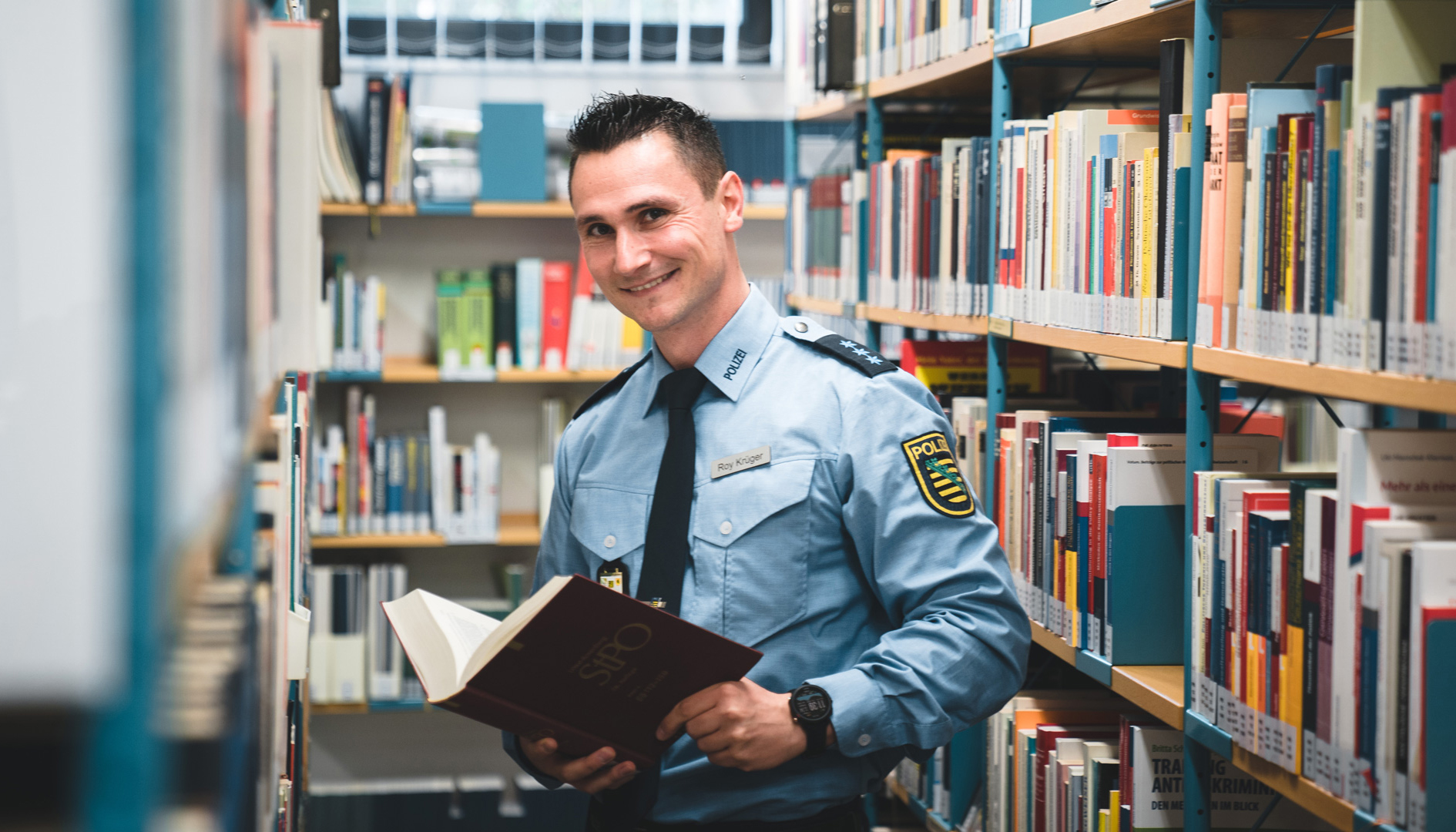 Roy in der Bibliothek der PolFH