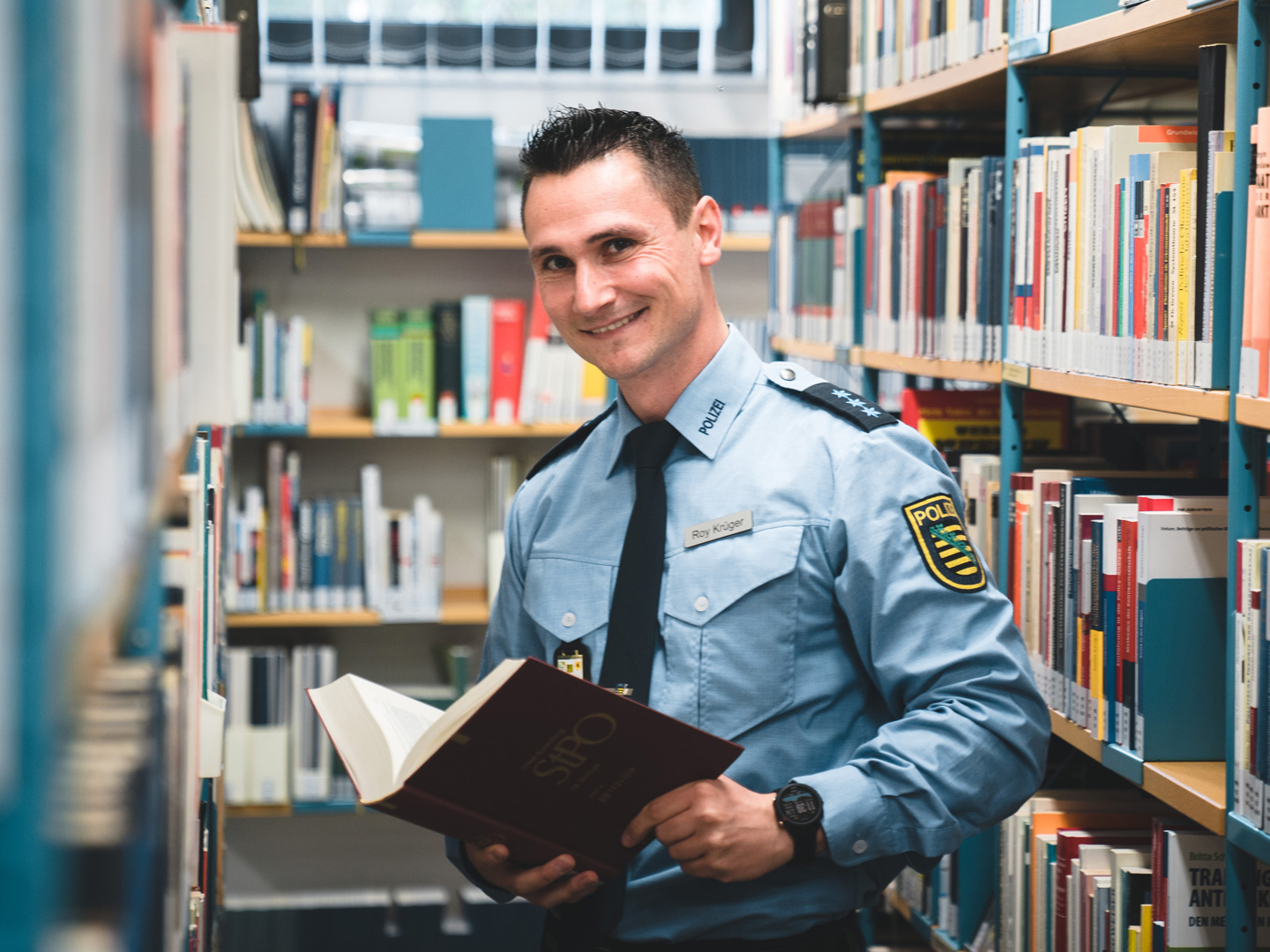 Polizist Roy in der Bibliothek der Hochschule