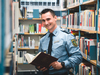 Polizist Roy in der Bibliothek der Hochschule