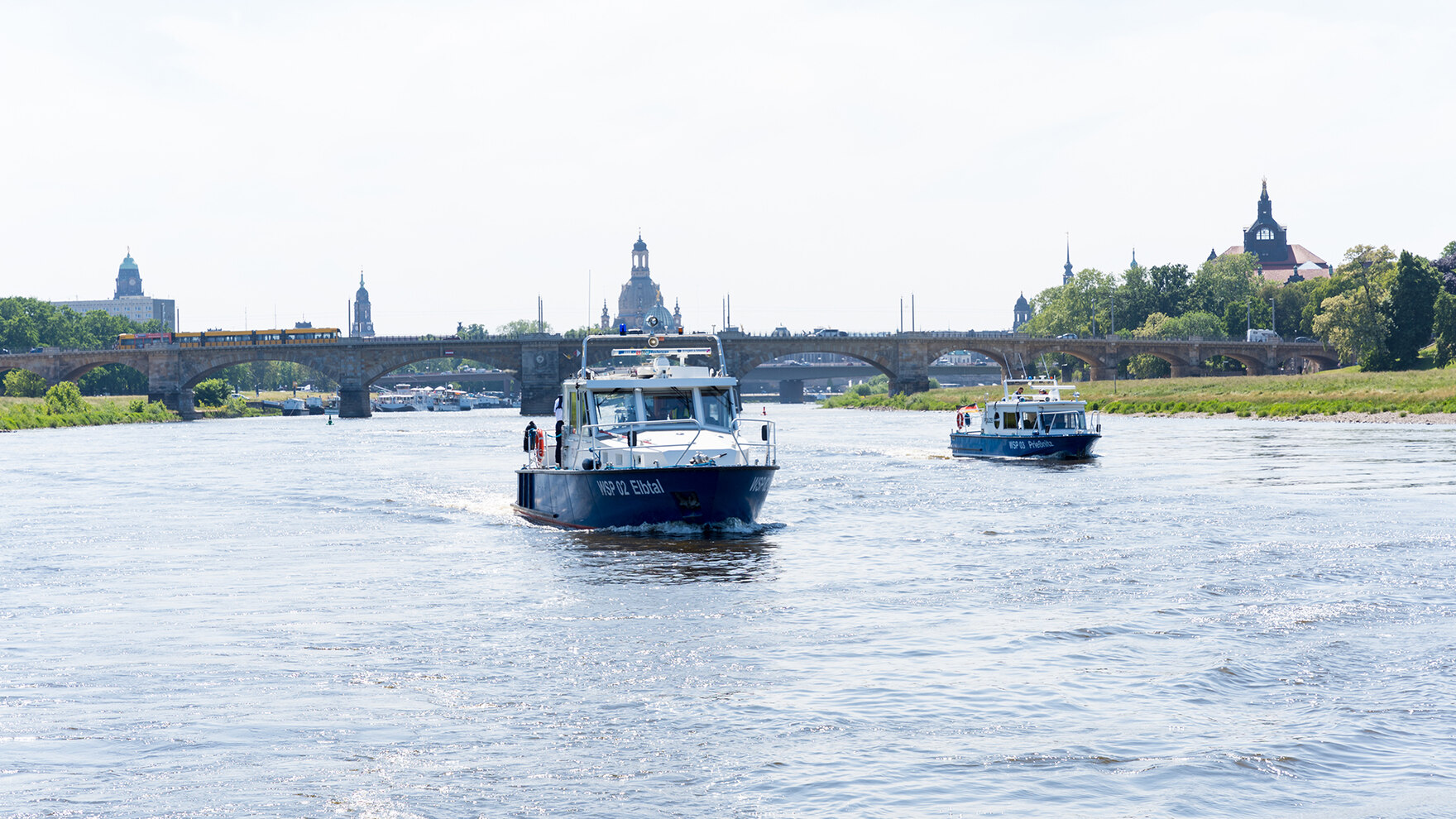 große Streifenboote auf der Elbe bei Dresden