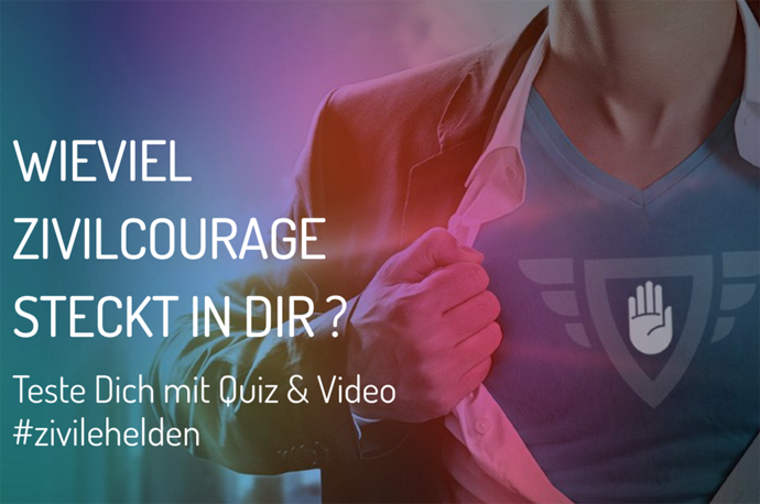 Superheld reißt Hemd auf und zeigt darunter Shirt mit Logo der Zivilen Helden