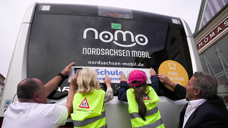 »Die Schule hat begonnen«: Kinder bekleben einen Bus