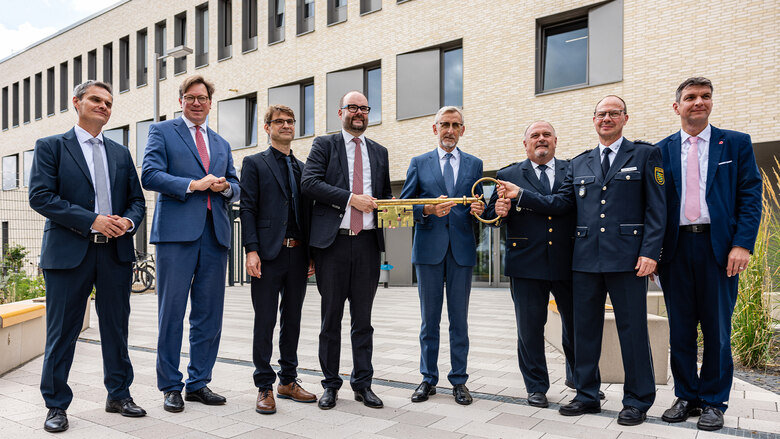 Schlüsselübergabe vor dem Revier Borna