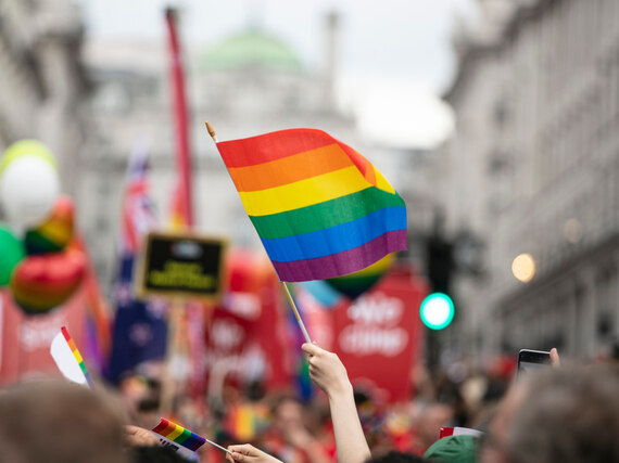 Regenbogen-Fahne auf einer Demonstration