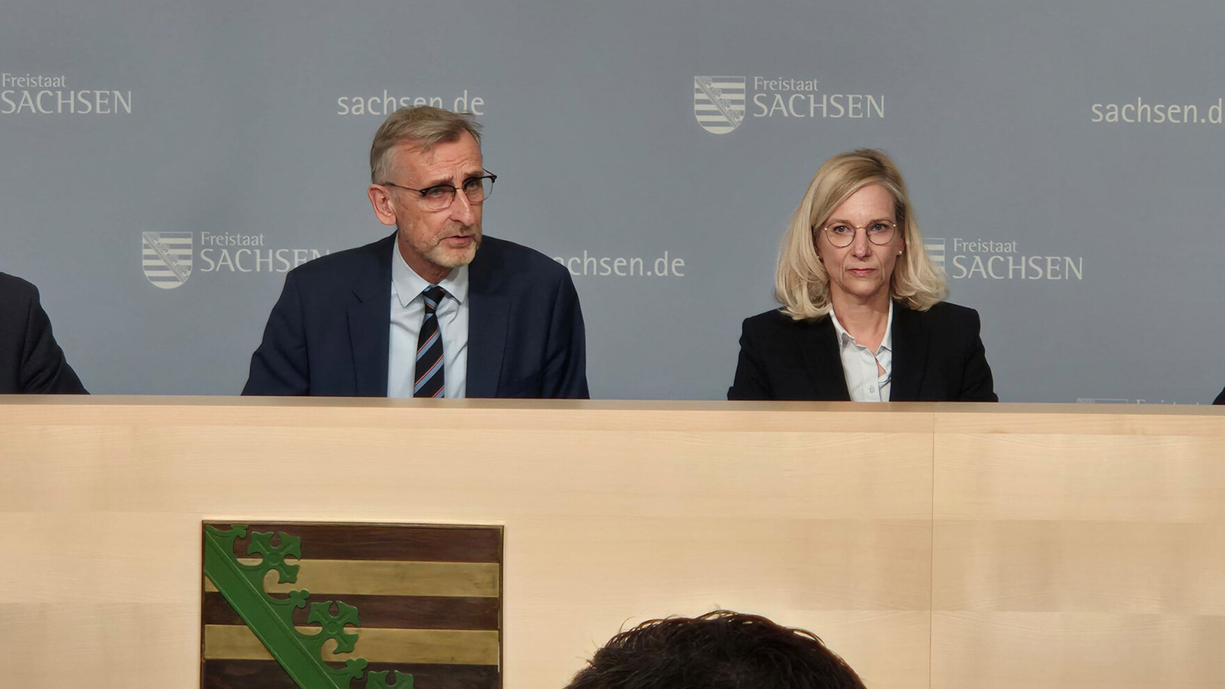Innenminister Armin Schuster hat am 1. April 2025 zusammen mit der Präsidentin des Landeskriminalamtes Sonja Penzel die polizeiliche Kriminalstatistik 2024 vorgestellt.