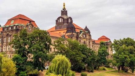 Die Außenaufnahme zeigt das Gebäude der Staatskanzlei in Dresden, welches Elemente von Barock und Jugendstil verbindet.