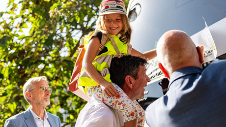 Verkehrssicherheitsaktion »Die Schule hat begonnen«. Innenminister Armin Schuster beklebt gemeinsam mit Kindern ein Fahrzeug.