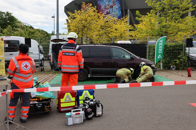 Feuerwehr und Rettungskräfte bei der Einsatzübung zum Verkehrspräventionstag 2025