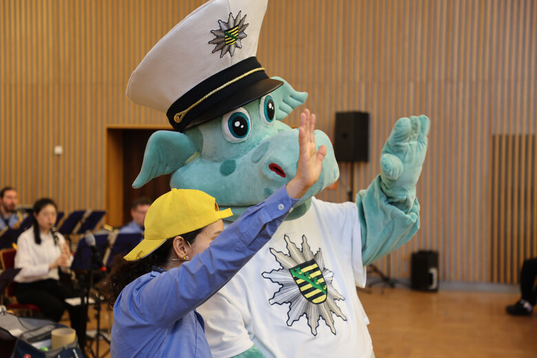 Kinderkommissar Poldi winkt Richtung Publikum