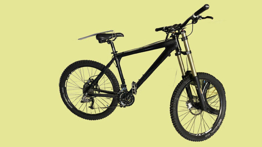 Öffentliche Bekanntmachung Mountainbike schwarz, goldene Gabel