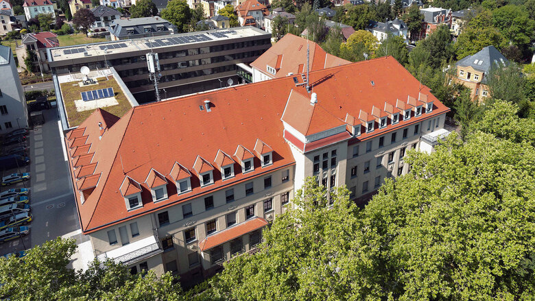 Polizeidirektion und Polizeirevier vor Ort in Sachsen: Die Luftaufnahme zeigt das Gebäude der Polizeidirektion Zwickau von oben.