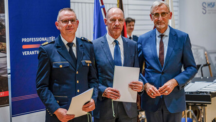 Führungswechsel beim Polizeipräsidium für Service und IT (PPSI): Jens Naumann, Dr. Jörg Michaelis, Armin Schuster (von links) bei der feierlichen Amtsübergabe in Meißen.