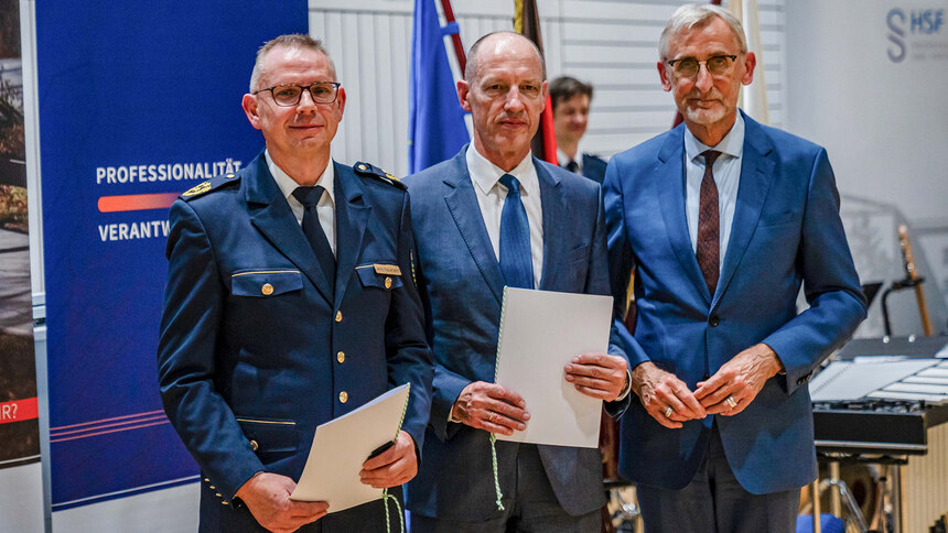 Führungswechsel beim Polizeipräsidium für Service und IT (PPSI): Jens Naumann, Dr. Jörg Michaelis, Armin Schuster (von links) bei der feierlichen Amtsübergabe in Meißen.