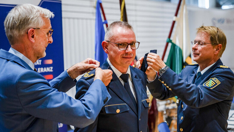 Jens Naumann bei seiner Ernennung zum Polizeipräsidenten am Montag, den 28. September 2026, mit Staatsminister Armin Schuster und Dresdens Polizeipräsident Lutz Rodig.