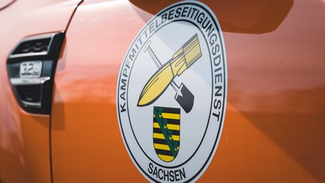 Das Logo des Kampfmittelbeseitigungsdienstes (KMBD) der sächsischen Polizei an einem Einsatzfahrzeug. Der KMBD ist Teil des Polizeipräsidiums für Service und IT (PPSI).