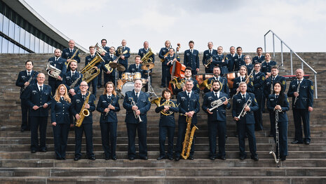 Die Musikerinnen und Musiker des Polizeiorchesters Sachsen mit ihren Instrumenten auf einem Teamfoto. Das Orchester vertritt das Polizeipräsidium für Service und IT (PPSI) sowie die sächsische Polizei bei vielen Veranstaltungen mit besonderem Taktgefühl.