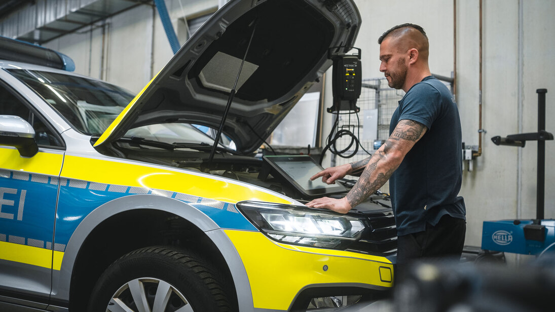 Ein Kfz-Mechatroniker des Polizeipräsidiums für Service und IT (PPSI) in der Autowerkstatt am Diagnosegerät.
