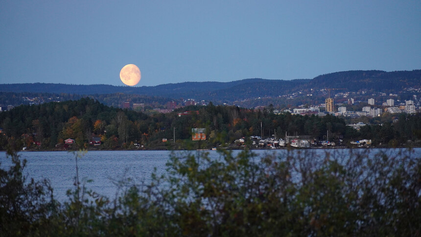See in Norwegen mit aufgehenden Mond