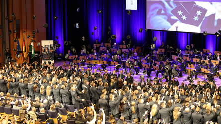 Mützenwurf Erennung Stadthalle