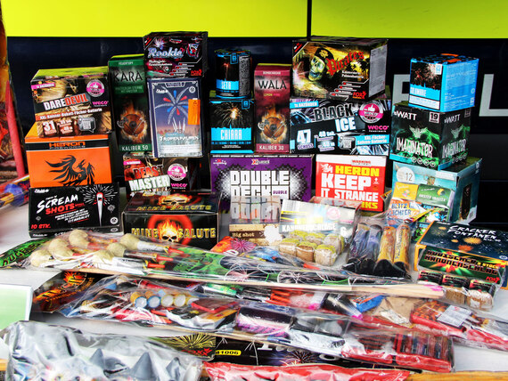 Verschiedene (illegale) Silvester-Pyrotechnik platziert auf einem Tisch