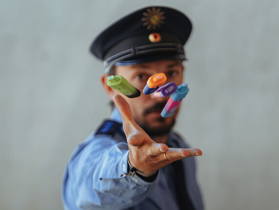Ein Polizist der Polizei Sachsen zeigt sogenannte »Baller-Liquids«. Was äußerlich wie gewöhnliche E-Zigaretten oder Vapes wirkt, kann jedoch hochgefährliche synthetische Drogen enthalten, mit teils schwerwiegenden gesundheitlichen und strafrechtlichen Fol
