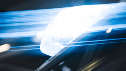 Das Blaulicht eines Polizeistreifenwagens im Detail.