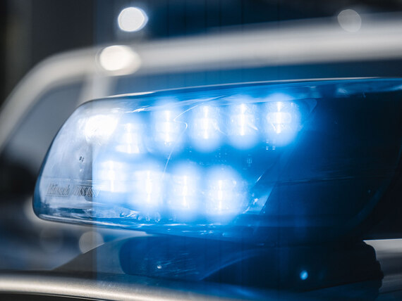 Das Detailbild zeigt das Blaulicht eines Streifenwagens der Polizei Sachsen.