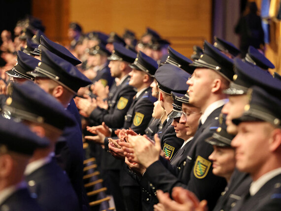 Junge, angehende Polizistinnen und Polizisten der Polizei Sachsen bei ihrer Ernennung in der Stadthalle Chemnitz. Die Absolventinnen und Absolventen der Ausbildung sind nun offiziell Polizeimeisterinnen und -meister.