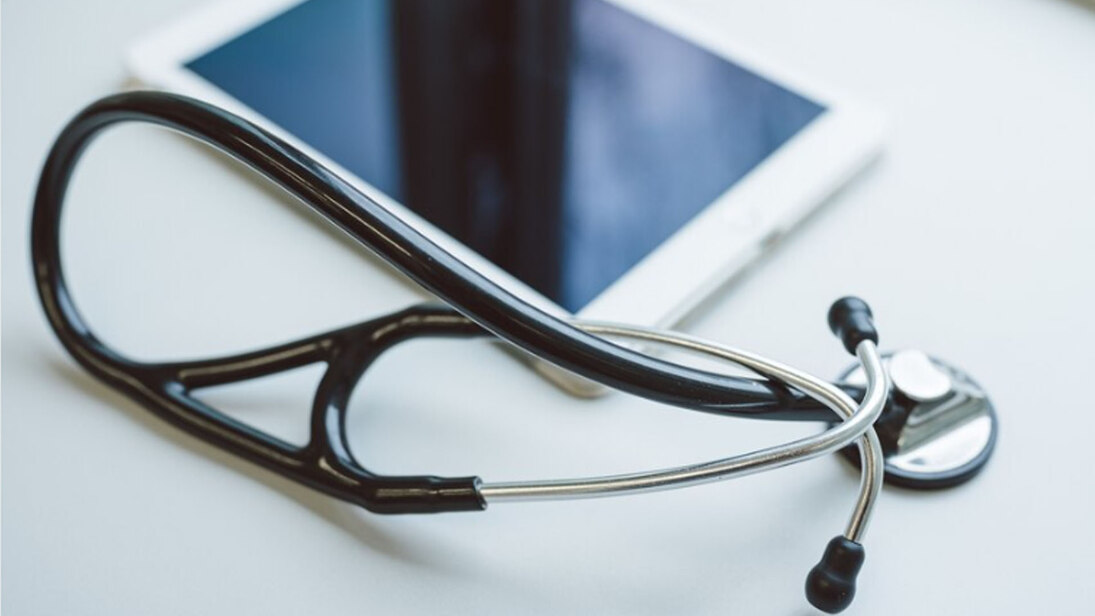 Stethoskop mit Tablet auf weißem Schreibtisch