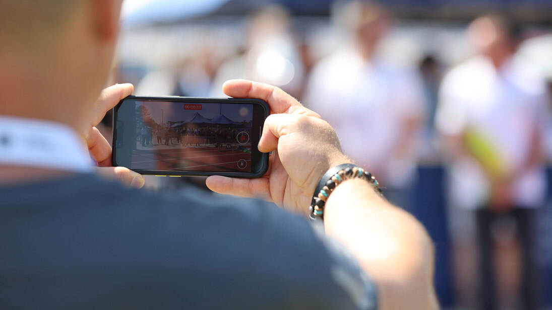 Person filmt mit dem Smartphone