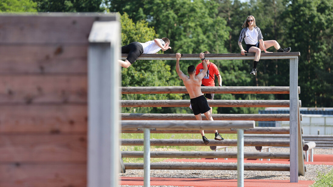 Personen bewältigen den Pacour zum Abschluss des Neiße Adventure Race - Student Trail