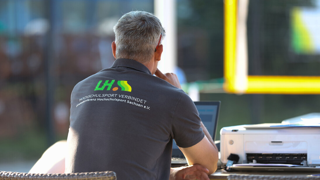 Person von der Landeskonferenz Hochschulsport Sachsen e.V. als Schiedsrichter beim Beachvolleyball