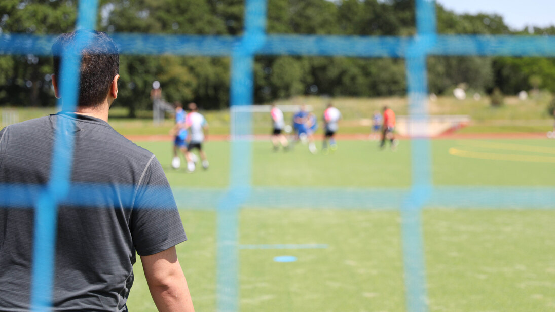 Blick vom Torwart auf das Spielfeld