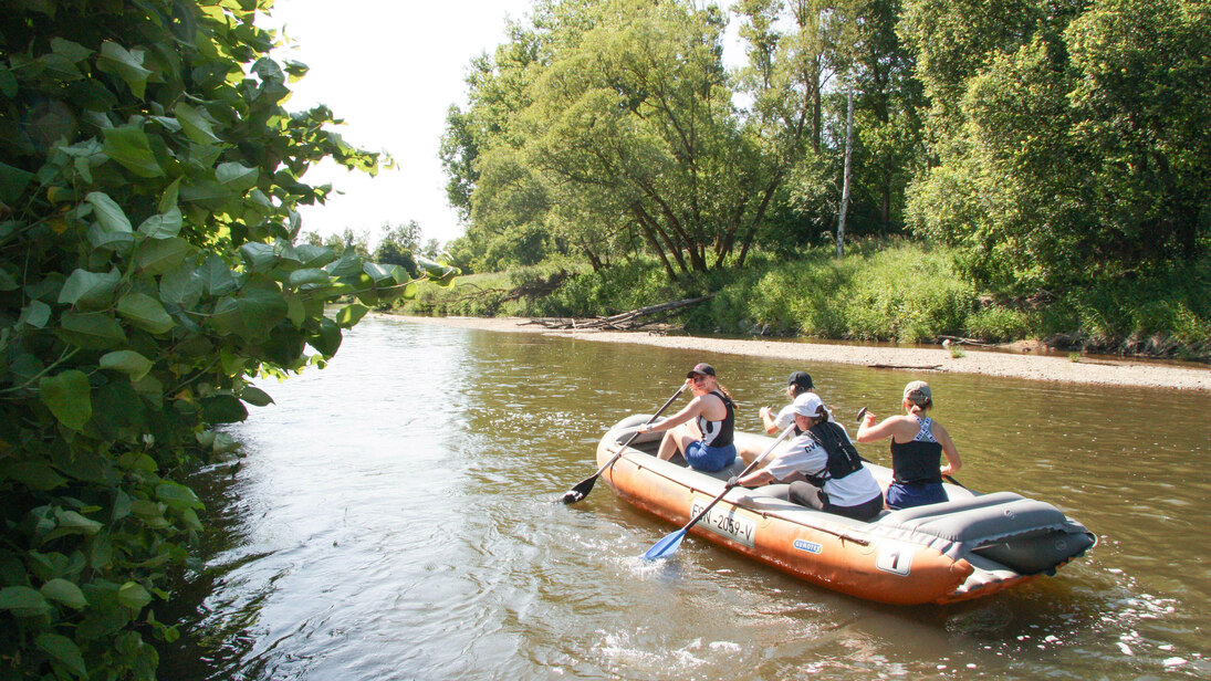 Personen rudern im Schlauchboot beim Neiße Adventure Race - Student Trail