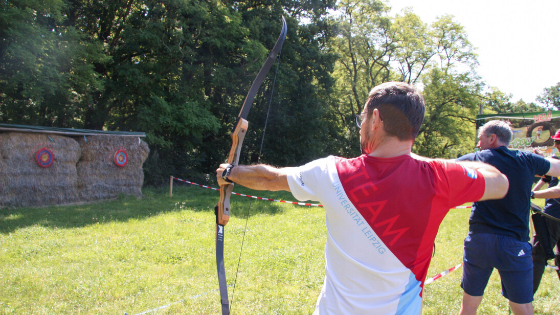Person beim Bogenschießen (Outdoor)